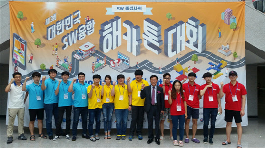 '제3회 대한민국 SW융합 해카톤 대회'에 참가한 광주전남지역 참가팀과 오창렬 전남정보문화산업진흥원장(오른쪽에서 6번째)이 기념촬영을 하고 있다. 전남정보문화산업진흥원 제공